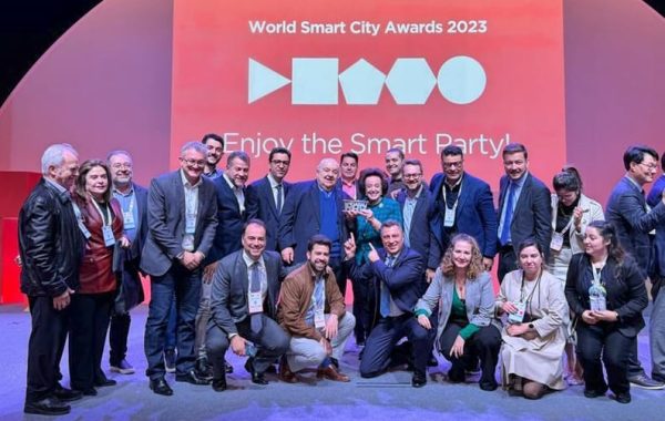 O prefeito Rafael Greca recebeu o principal prêmio do World Smart City Awards, na categoria “Cidades”. 
Foto: Divulgação