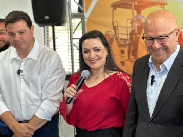 1696359268-r-30-milhoes-elisangela-destaca-investimentos-na-melhoria-viaria-de-carambei-whatsapp-image-2023-10-03-at-14-53-35-jpeg