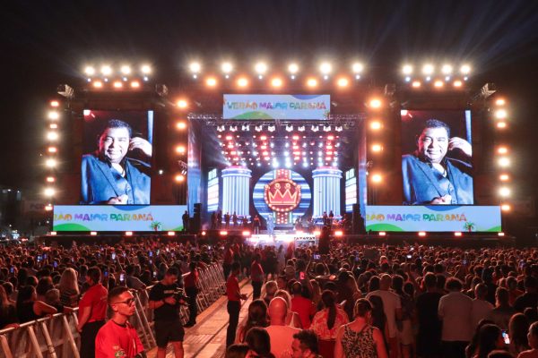 Grupo Raca Negra durante a apresentacao do seu show dentro da programacao do Verao Maior Parana, em Matinhos - 17/02/2024 - Foto: Geraldo Bubniak/AEN
