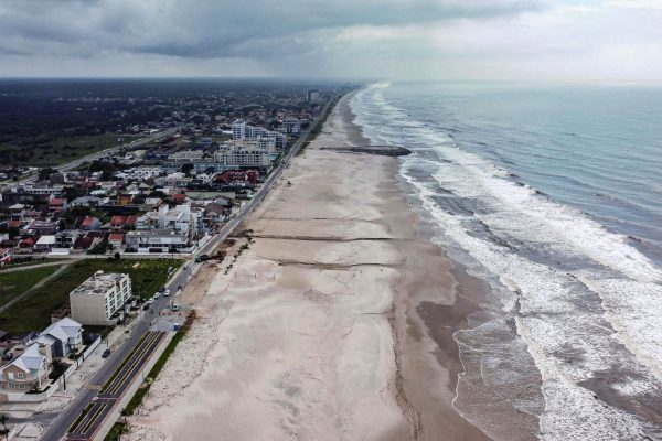 Matinhos, 16 de abril de 2024 - O governo do Paraná retorna as obras na orla de Matinhos, no balneário Praia Grande, em Matinho.