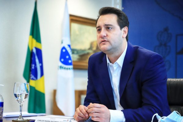 Governador Carlos Massa Ratinho Junior durante reunião com o secretário da Saúde, Beto Preto  -  Curitiba, 11/06/2021  -  Foto: José Fernando Ogura/AEN