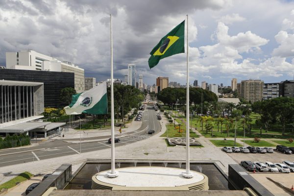 Curitiba, 09 de março de 2023 - Quando o governador do Estado decreto luto oficial a bandeira do Paraná no Palácio Iguaçu é colocada a meio mastro.