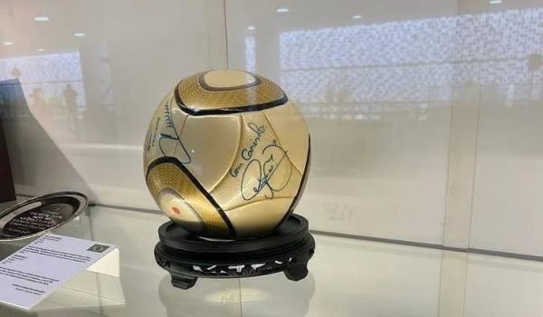 foto-bola-autografada-neymar-camara-dos-deputados