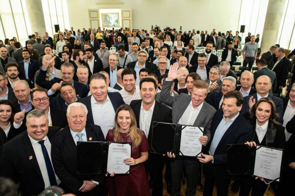 Curitiba, 24 de junho de 2024 - Governador Carlos Massa Ratinho Junior anunciou investimentos de R$ 505 milhões em energia e infraestrutura de gás canalizado para acelarar o crescimento do Paraná.