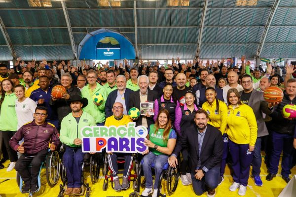 Governador em exercício Darci Piana participa do evento Transformando Pessoas, Formando Vencedores, evento que reuniu atletas e técnicos paranaenses que vão participar dos Jogos Olímpicos e Paralímpicos de Paris 2024. 
Foto: Gabriel Rosa/AEN